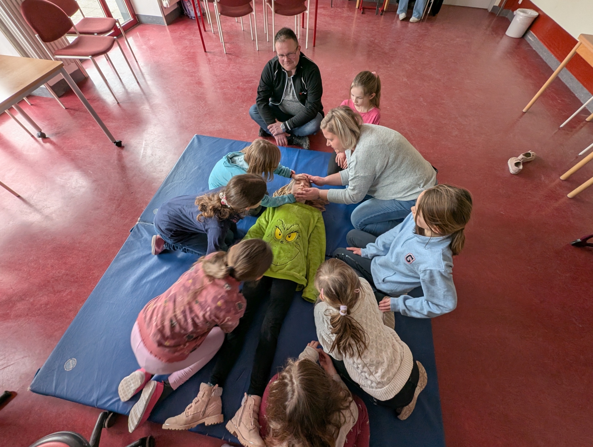 Die Kids der Erste-Hilfe-AG bei der "Arbeit". Foto: Stadt Calau / Jan Hornhauer