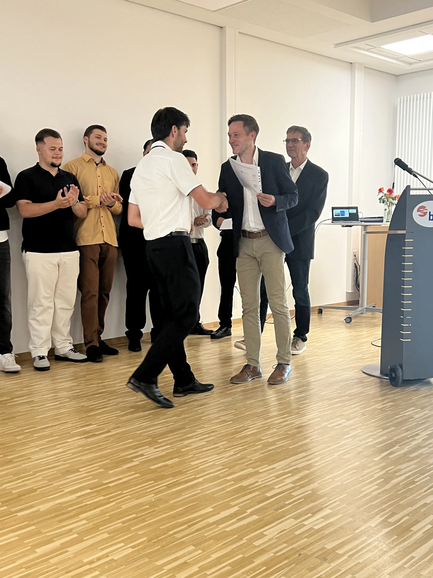 Zeugnisübergabe durch den Klassenlehrer Fabian Schneider