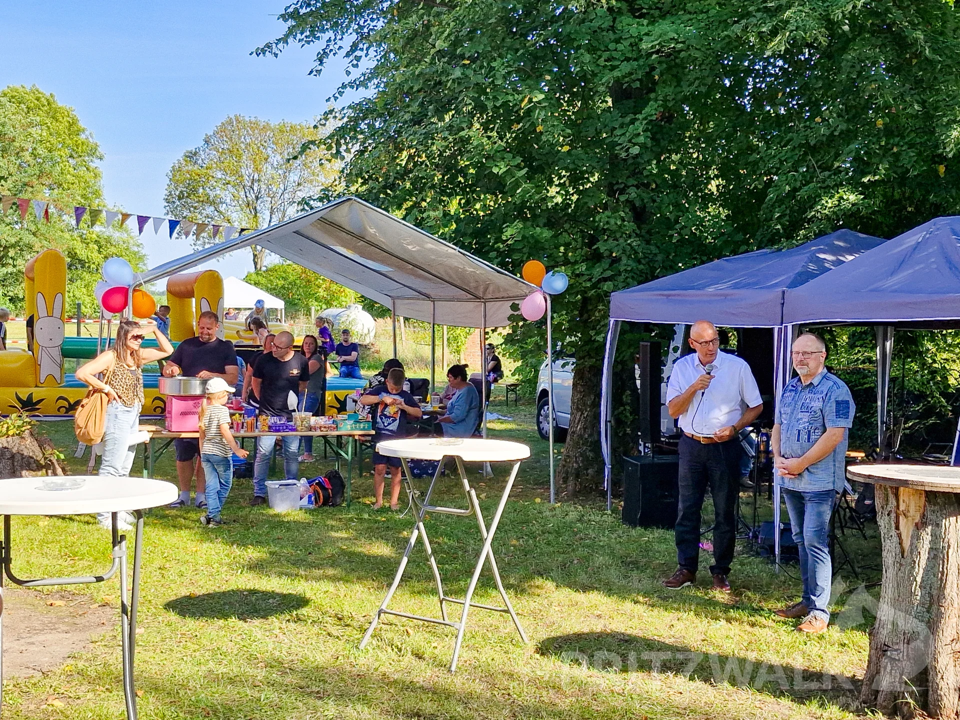 Bürgermeister Dr. Ronald Thiel schaute am Nachmittag beim Sommerfest in Buchholz vorbei. Foto: Stadt Pritzwalk