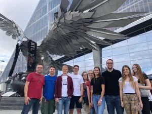 Gruppenfoto vor Adlerstatue
