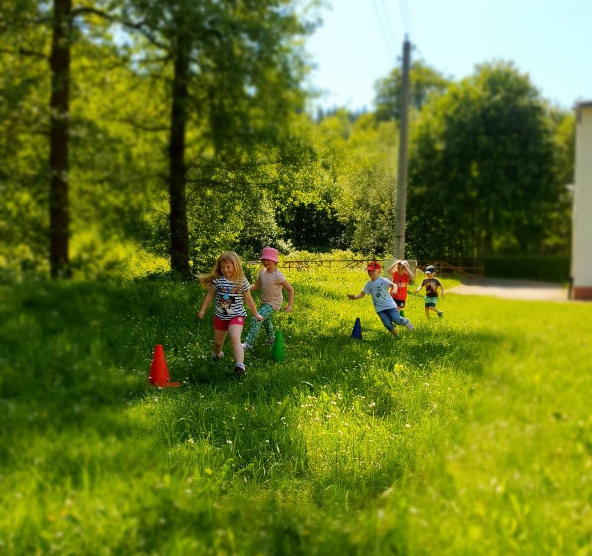 Kindergartensport hinter der Sporthalle