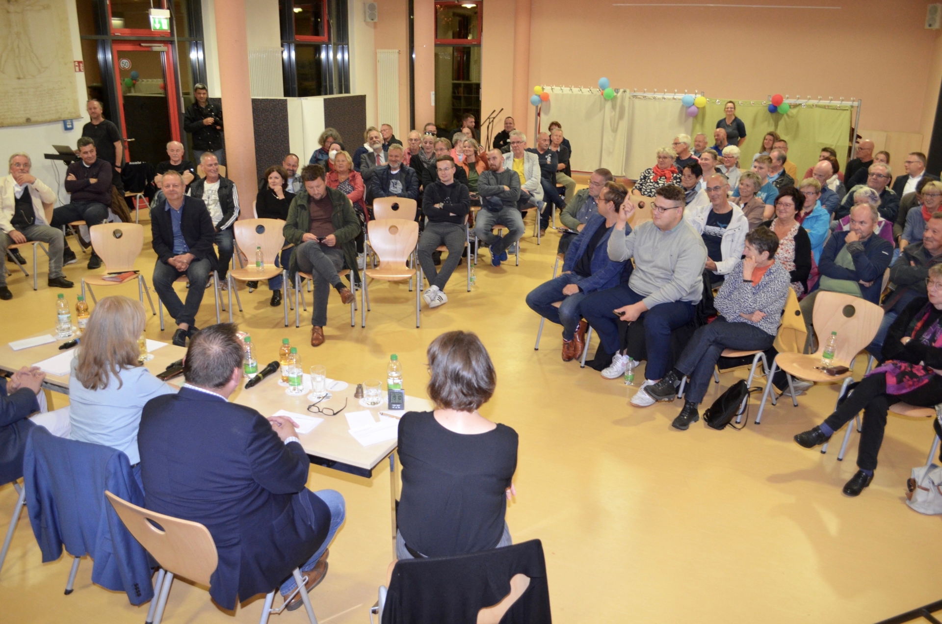 Rund 70 Gäste waren zum vierten Wahlkreisel in die Aula der Grundschule in Teupitz gekommen. Foto: Andreas Staindl