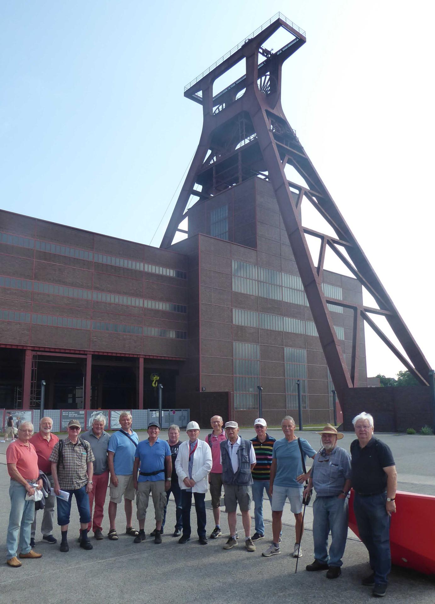 Die TSV-Männer-Gymnastik-Gruppe aus Rodenbach vor der „Steigerführung mit Püttgeschichten“ auf der Zeche Zollverein in Essen.