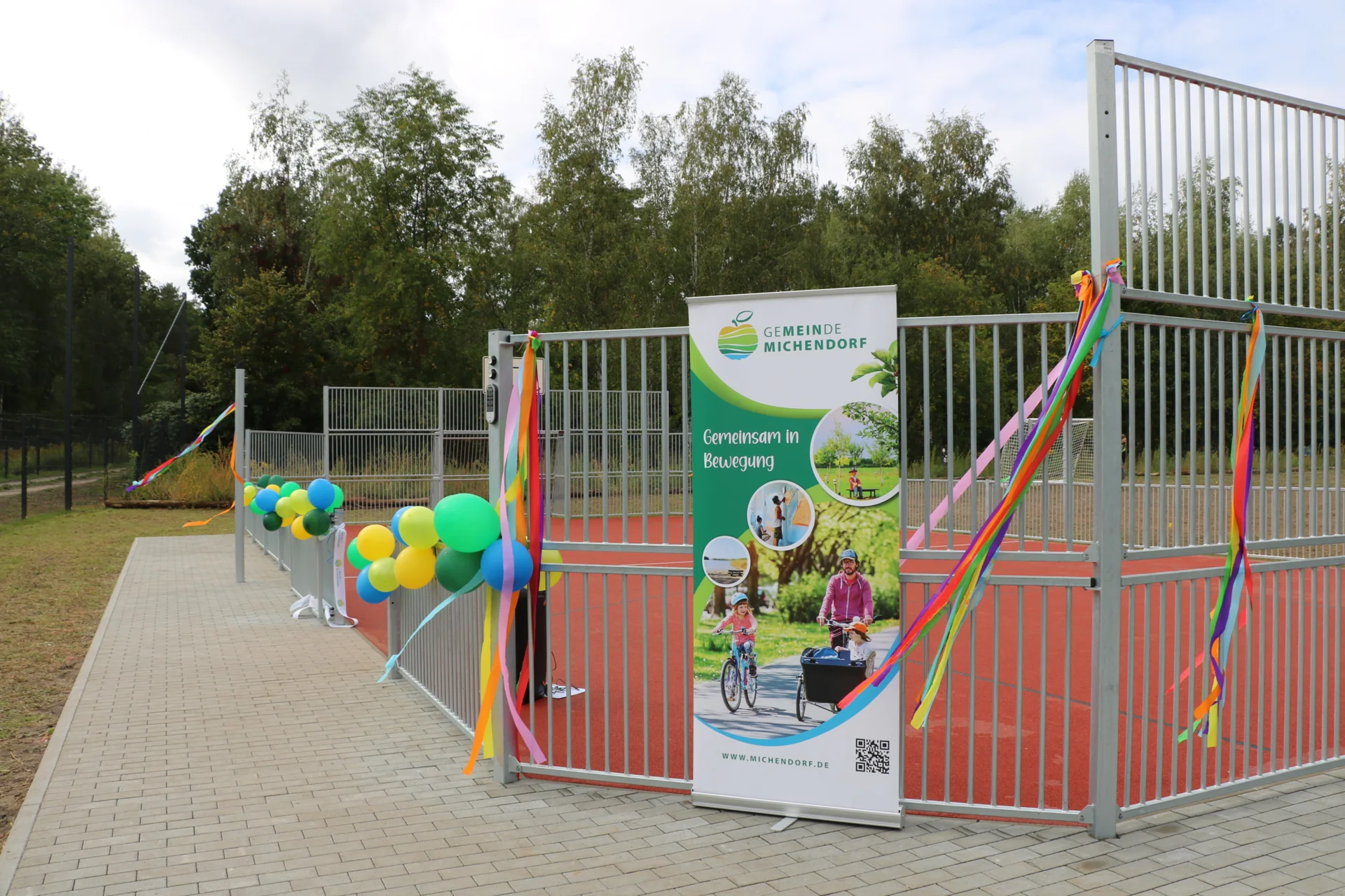 Fußball- und Basketballplatz
