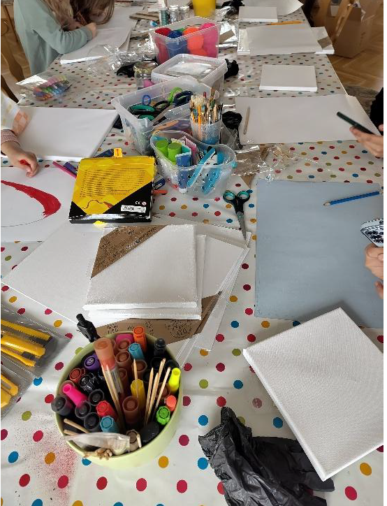 Tisch mit Zeichenblöcken
