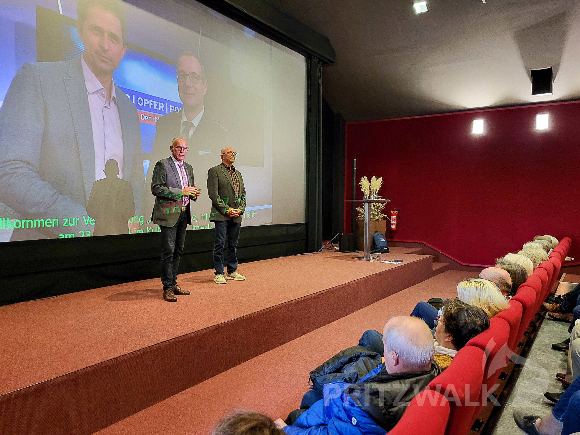 Bürgermeister Dr. Ronald Thiel und der Seniorenbeiratsvorsitzende Dietmar Thurmann eröffneten den Nachmittag. Foto: Beate Vogel