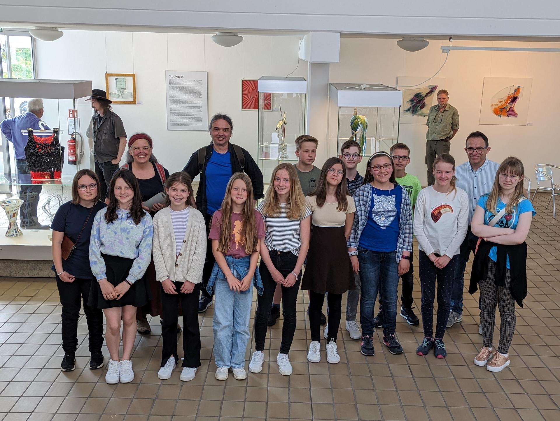 Jugendliche der Klasse G 6 A mit der Projektleitung des Audioguides Monika Holbein Michael Wolf vom Verein Medienblitz e.V. und Bürgermeister Lars Obermann Foto Peggy Pauli