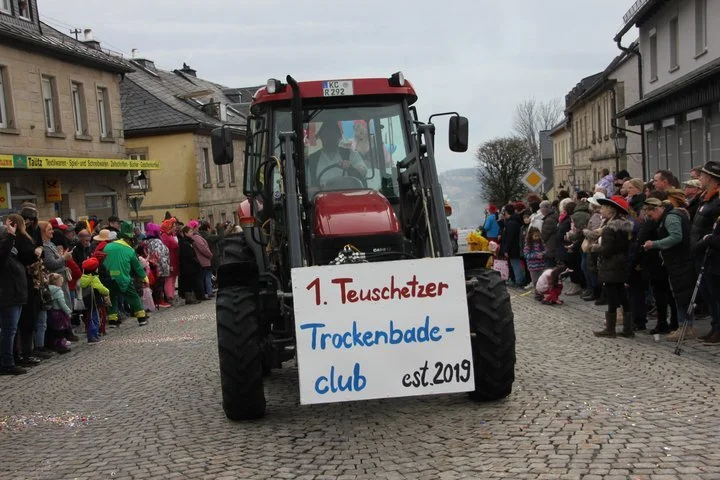 csm_TeuschnitzounUmzugWagenmitlustigenMotiv_eb9396395b