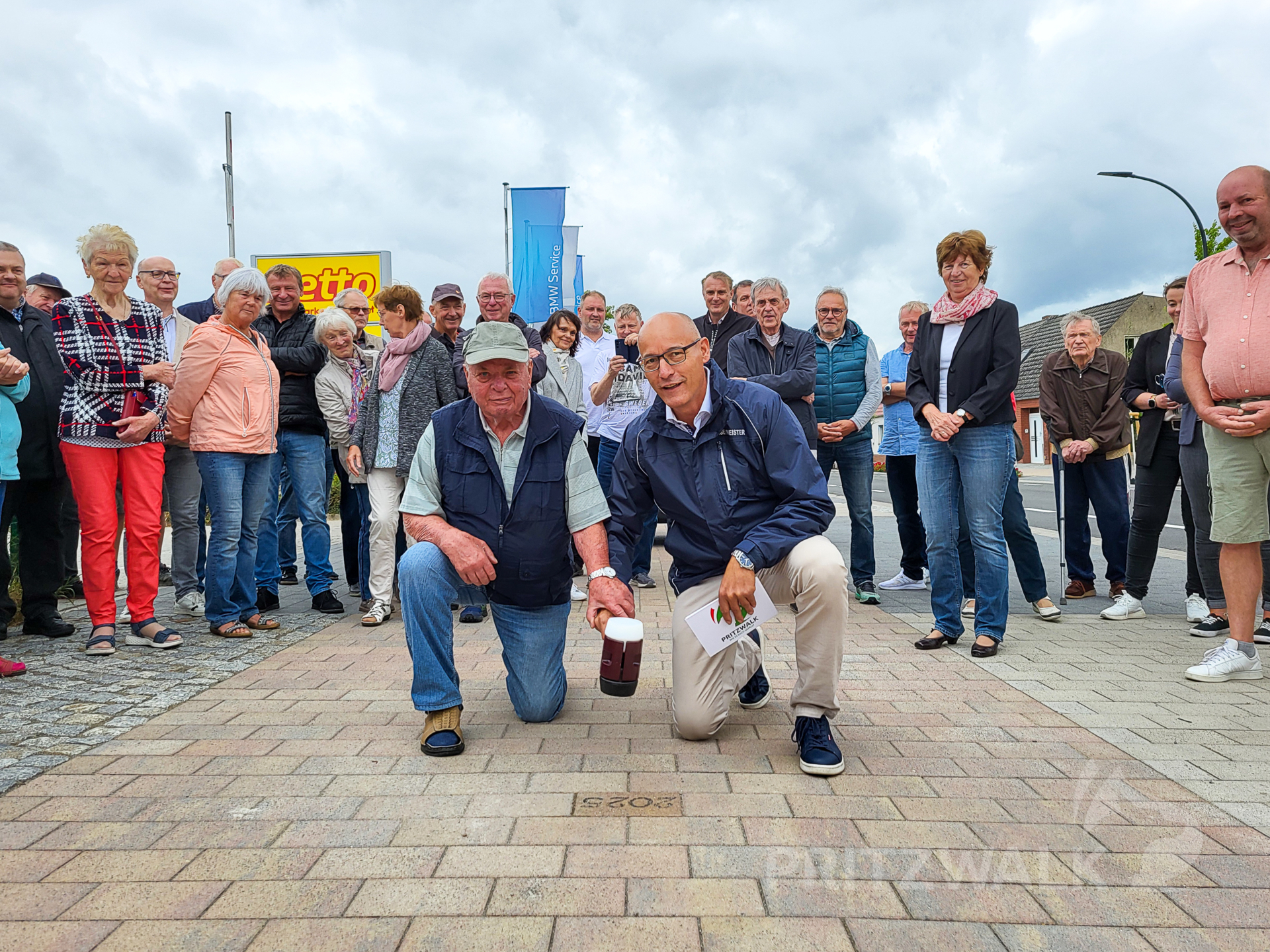 Mit Erhard Walfeld klopfte der Bürgermeister den Schlussstein fest. Foto: Stadt Pritzwalk