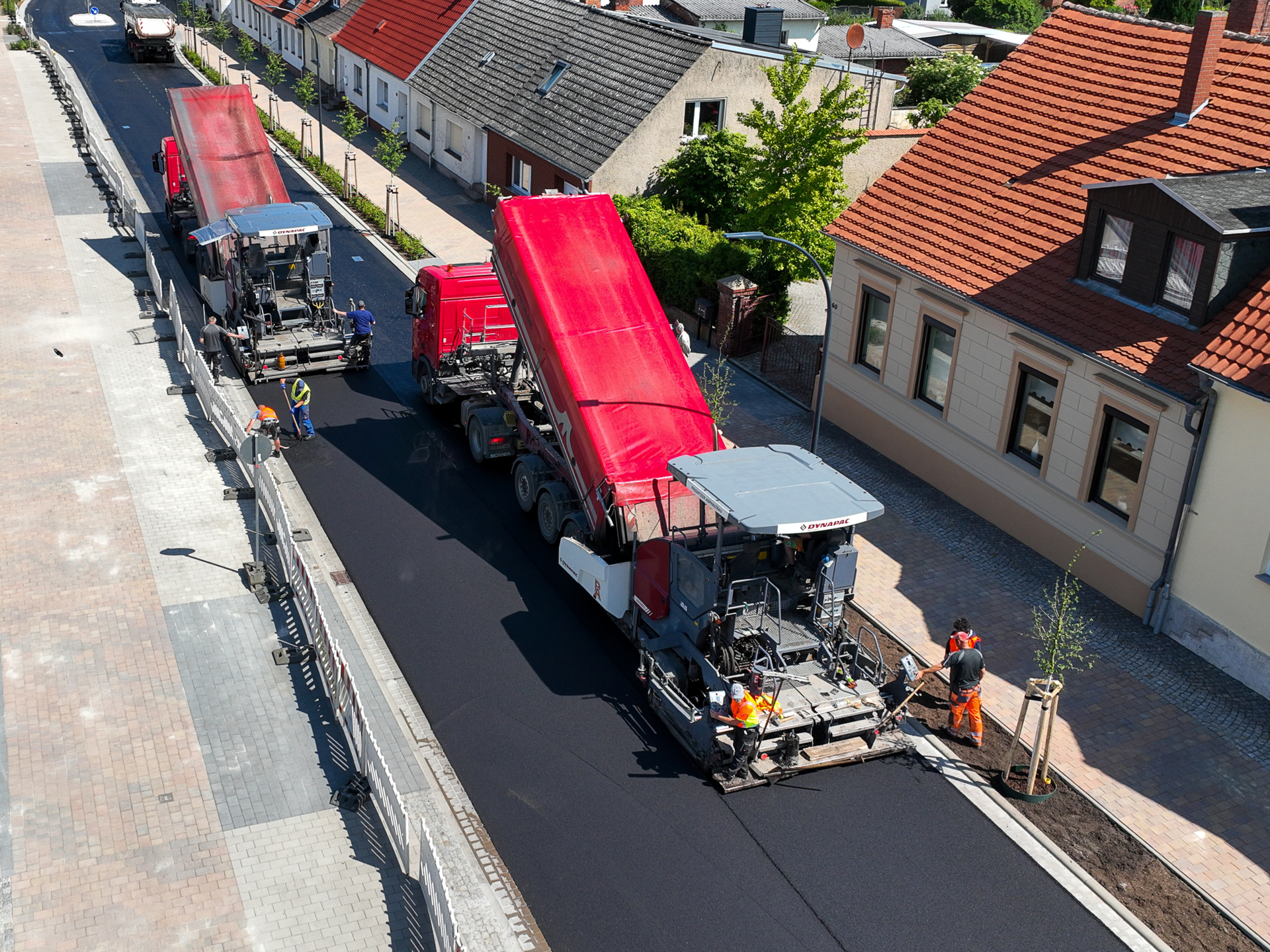 Vor zwei Wochen brachten zwei große Asphaltierer die letzte Deckschicht auf. Foto: Patrick Fenske (www.pritzwalk-drohne.de)
