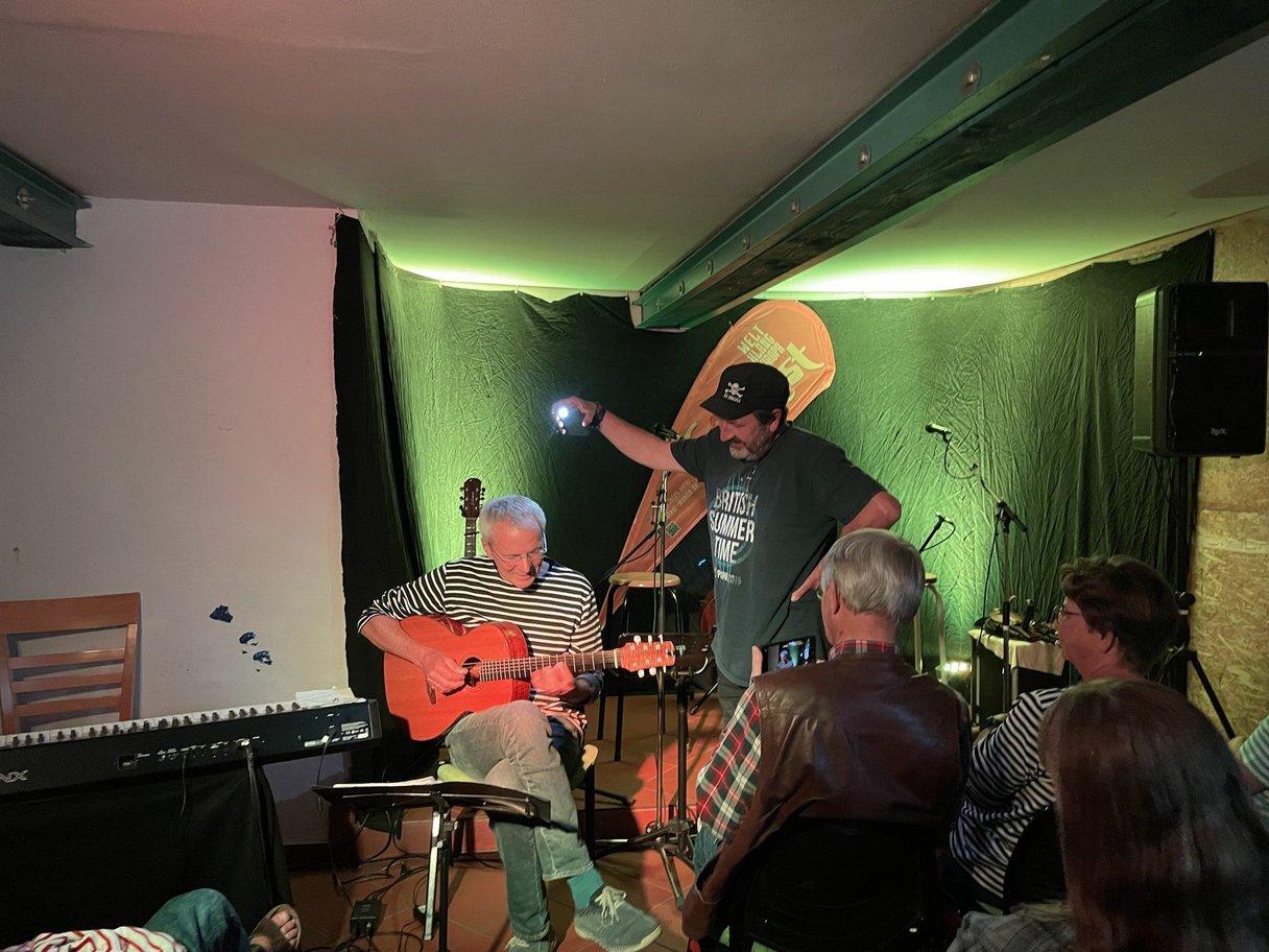 Auch Jörg-Rüdiger Geschke greift beim 17. Möllner Folksfest gern zur Gitarre, hier mit Unterstützung durch den immer umsichtigen Tontechniker Manne Fricke © Verein Miteinander leben e.V.