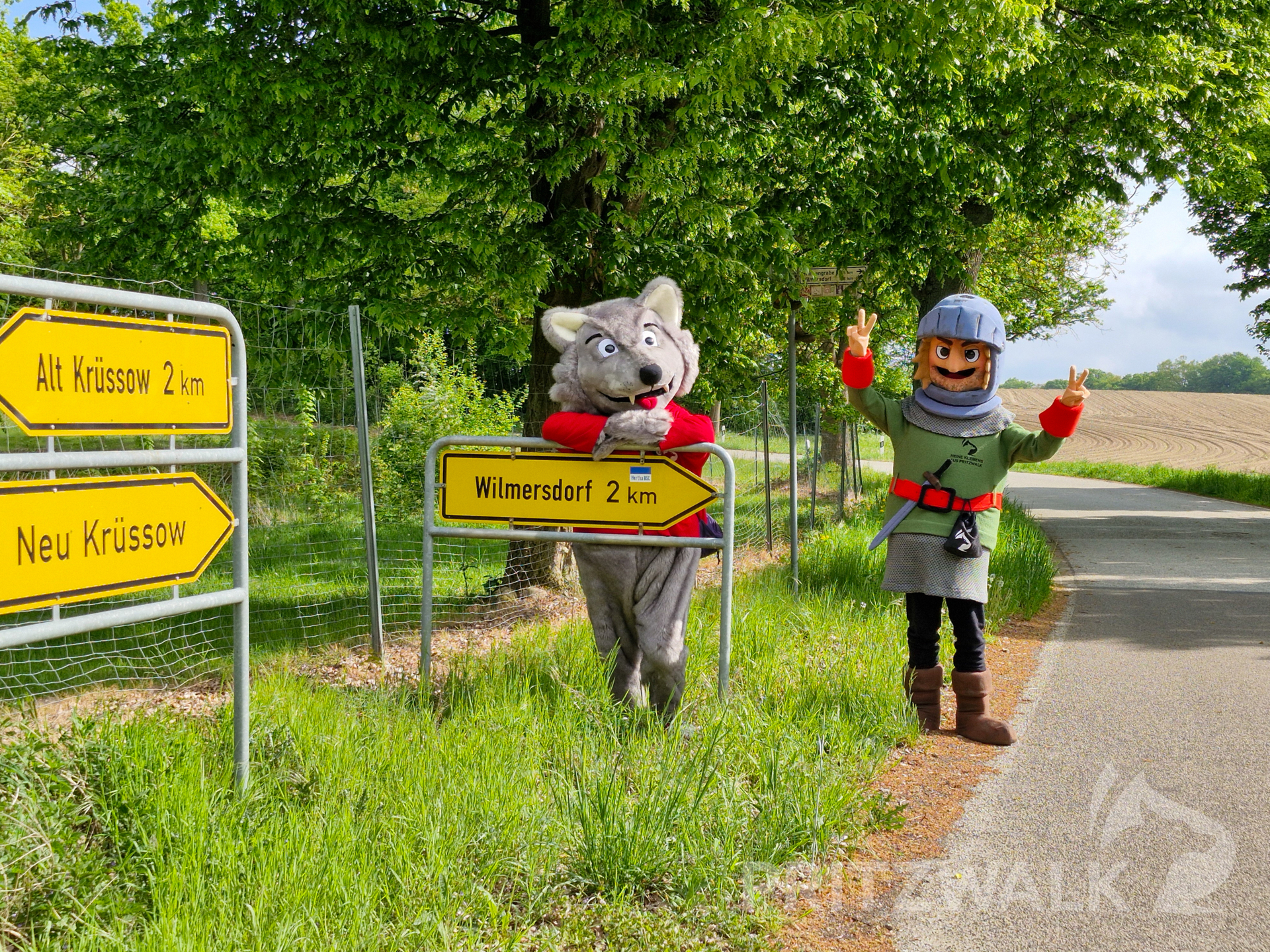 Willy Wolf und Räuber Heine Klemens grüßten die Radler hier und da am Straßenrand. Foto: Stadt Pritzwalk
