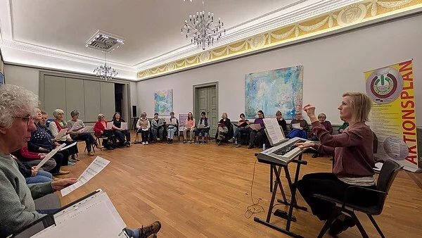 Anna Bertram wird den Chorworkshop unter dem Titel "Die Stimme erheben ... gegen Faschismus" anleiten © Verein Miteinander leben e.V.