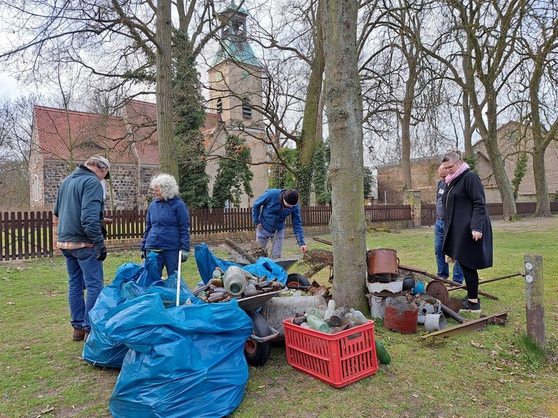 Auch in Ruhlsdorf wurde unglaublich viel Glas und Schrott aus dem Walgebiet hinter der Dorfkirche eingesammelt. (Foto: Alexander Steigert)