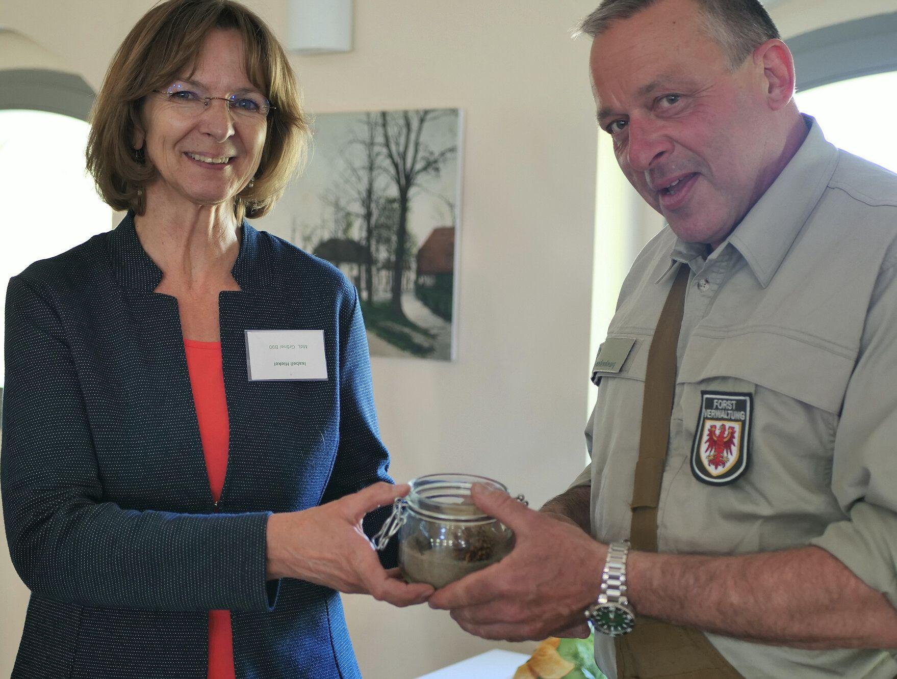 Axel Becker zeigt Isabell Hiekel das Gastgeschenk aus der Lieberoser Heide. Foto: Ingrid Hoberg