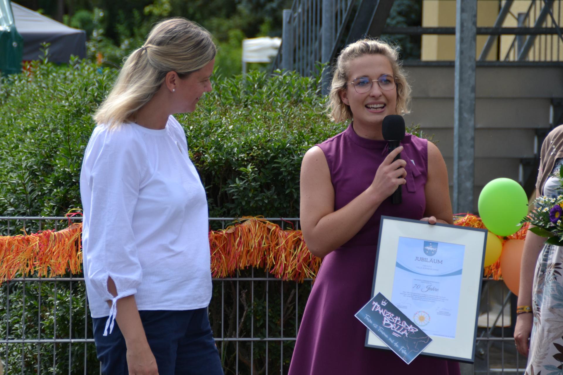 Fachbereichsleiterin Jessica Weiner (r.) gratuliert zum Jubiläum. Foto: Stadt Lübbenau/Spreewald
