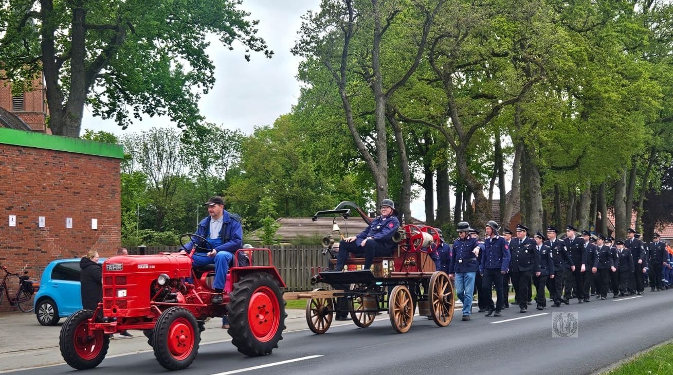 Am Festumzug "300-Jahre-Flachsmeer" nahm auch die Feuerwehr teil.