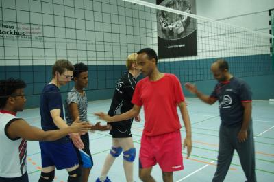 Foto zur Meldung: Volleyballer leben Integration vor