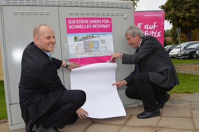 Christian Stern und Bürgermeister Heiko Müller beim Plakate kleben. Mit diesen weist die Telekom auf ihren Netztausbau hin. Christian Stern und Bürgermeister Heiko Müller beim Plakate kleben. Mit diesen weist die Telekom auf ihren Netztausbau hin.