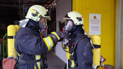 Feuerwehr traininiert mit Atemschutzgeräten