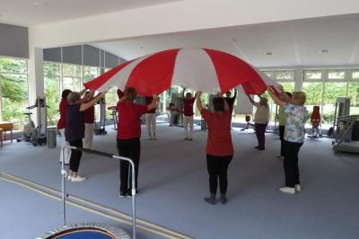 Foto: Schwungtuchspiele Foto zur Meldung: Sportaktionstage 2015 – „50plus – komm´ dazu und werde fit“