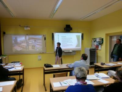 Bildungsausschuss informiert sich in der Grundschule in Schlieben über das Projekt Telelearning (Bild vergrößern)