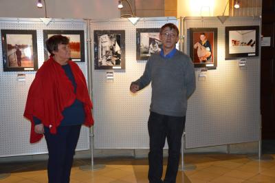 Zur Ausstellungseröffnung: Gotthard Poorten fand anerkennende Worte zum Inhalt der Ausstellung. Marlies Schmidt betonte, mit diesem Projekt wolle man auch auf die Hilfsangebote der Insolvenzhilfe Prignitz aufmerksam  machen. (Bild vergrößern)