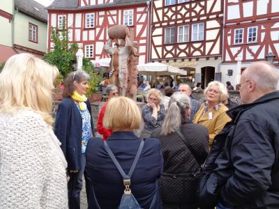 Stadtführerin Birgid Eisenbach begrüßt die Oberneiser Sozialdemokraten auf der Plötze in Limburg