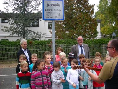 Der Rabe weist den Weg: Elternhaltestellen an den Schulstandorten Bernhardinum und Sonnengrundschule entlang der Trebuser Straße werden eingeweiht