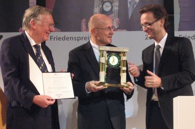 Foto zur Meldung: Willi Lemke erhielt Berliner Friedensuhr 2011