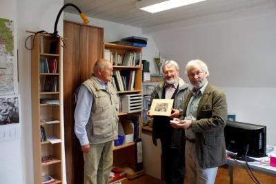 Ewald Welzel (von links), Walter Bradt und Dieter Trapp bestücken das Archiv im Kulturhaus Grasleben. Foto: Tanja Reeve