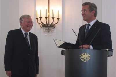Der Bundespräsident verleiht Prof.Dr. Klaus Hüfner das Große Verdienstkreuz