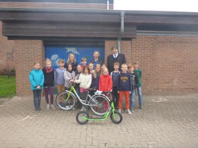 Die Bovender Verkehrswacht überreicht der Eibenwaldschule ein Kinderfahrrad und einen Roller