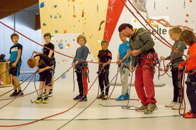 Foto: KletterCamp 2015: Einweisung zum Sichern mit dem Seil Foto zur Meldung: KletterCamp 2015: Mit Ausdauer und Köpfchen hoch hinaus