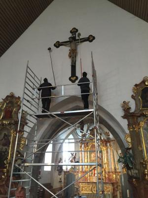 Foto zur Meldung: Pfarrkirche von Staub und Schmutz befreit