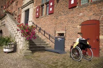 Treppenplattformlifte GLT 20 für Rollstuhlfahrer optimal einsetzbar, um gerade Treppen zu überwinden