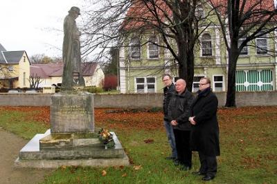 Einen Kranz zur Erinnerung legten (von li nach re) Pfarrer Klaus Tiedemann, Bürgermeister Claus Voigt und Amtsdirektor Thilo Richter am Kriegerdenkmal nieder. (Bild vergrößern)