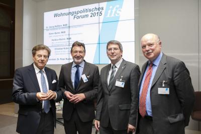 Dr. Oliver Hermann (2.v.r.) mit Dr. Peter Runkel vom IFS (r.), Potsdams Oberbürgermeister Jann Jakobs (2.v.l.) und Eduard Oswald, Bundesbauminister a. D. (Bild vergrößern)