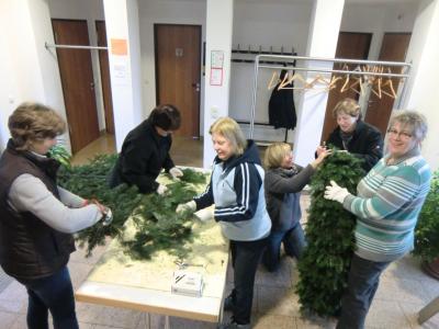 Frauen aus Miltach binden den Adventskranz (Bild vergrößern)