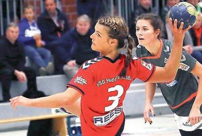 Foto zur Meldung: Handballdamen verlieren knapp in Rostock