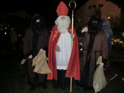 Foto zur Meldung: Nikolaus besucht Miltacher Adventsmarkt