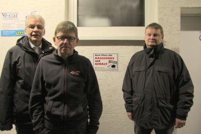 Die Vorstandsmitglieder (von links) Rolf Haas, Ullrich Hoffmann und Jörg Henne neben dem Schild, welches am Sportheim angebracht wurde