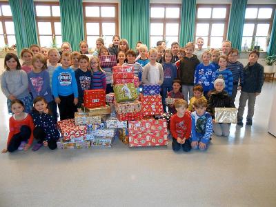 Foto zur Meldung: Viele Geschenke mit Herz bei der Grundschule Prackenbach