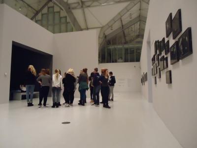 Foto zur Meldung: IGS Schüler trafen "Das Schwarzkäppchen", den "Wanderer über dem Nebelmeer" und die "Väter der Moderne" auf der Kunstexkursion nach Hamburg