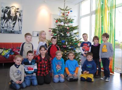 Foto zur Meldung: Kinder schmückten Weihnachtsbaum in Dierdorf