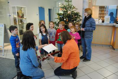Die Kinder mit Kita-Leiterin Elke Pollatz, Erzieherin Dagmar Weber und Erzieherin im Anerkennungsjahr Kristin Hebgen.