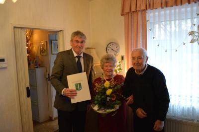 Bürgermeister Heiko Müller gratuliert Irma und Siegfried Lubitz zur Eisernen Hochzeit