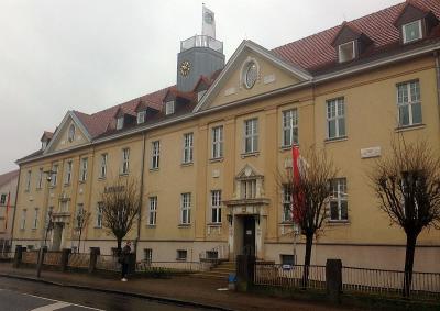 Die Fahnen am Falkenseer Rathaus stehen auf Halbmast.