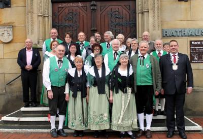 Bürgermeister Wittich Schobert und die Tanzgruppe aus Grasleben vor dem Helmstedter Rathaus