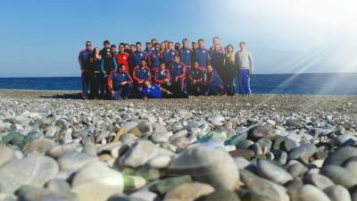 Insgesamt reisten 33 Vereinsmitglieder – davon 19 aktive Spieler – mit in Trainingslager. Ein Erinnerungsfoto am Mittelmeerstrand darf nicht fehlen